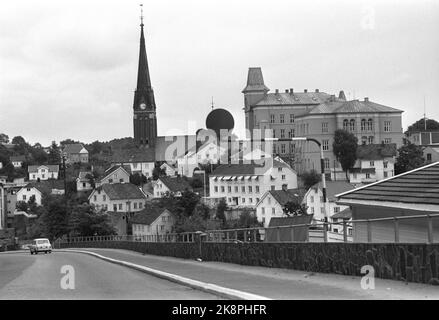 E-18, 9. August 1969. Aktuelle Nr. 32. 'Die Urlaubsstraße vor einigen ist die europäische Straße 18 - oder südlich, wie sie im Volksmund genannt wird. Wir sind der 613 Kilometer langen Straße von Oslo nach Stavanger gefolgt. Von der Autobahn zur Betongrasstraße, von den Dörfern von Vestfold bis zum felsigen Jæren. Durch einige der größten Städte des Landes und durch kleine südliche Deillen. Hier aus Arendal. Foto: Per Ervik / Current / NTB Stockfoto