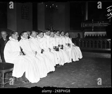 Oslo 19420703. Prästordination in der Kirche unseres Erlösers. Die ordinierten Priester Arne Rydland, Bjarne Barby, Iglerød, Bjarne Lindseth und Eek, Mortensen, Bjarne Thyness, Thorleif Tinholdt und Lars Rabben. (Unsicher über den Orden) Bischöfe und Priester in der norwegischen Kirche legten von Februar bis Ostern 1942 aus Protest gegen die Quisling Reghering ihre Ämter ab und schlossen sich dem kirchlichen Kampf an. Die regierenden NS-Mächte antworteten, indem sie als Ersatz für die gewöhnlichen norwegischen Priester "neue" Bischöfe und Priester verordneten. Foto: Kihle / NTB Stockfoto