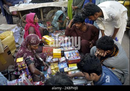 Hyderabad, Pakistan, 24. Oktober 2022. Menschen aus der Hindu-Gemeinschaft sind damit beschäftigt, Feuersäufer anlässlich des Hindu-Festivals Diwali am Montag, den 24. Oktober 2022, im Market Tower in Hyderabad zu kaufen. Hindus auf der ganzen Welt und in Pakistan feiern den Anlass von Diwali, der den Triumph des Lichts über Dunkel und des Guten über das Böse feiert. Stockfoto