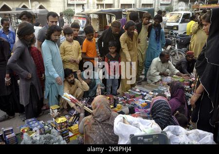 Hyderabad, Pakistan, 24. Oktober 2022. Menschen aus der Hindu-Gemeinschaft sind damit beschäftigt, Feuersäufer anlässlich des Hindu-Festivals Diwali am Montag, den 24. Oktober 2022, im Market Tower in Hyderabad zu kaufen. Hindus auf der ganzen Welt und in Pakistan feiern den Anlass von Diwali, der den Triumph des Lichts über Dunkel und des Guten über das Böse feiert. Stockfoto