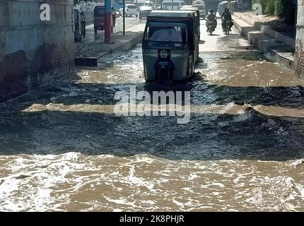 Hyderabad, Pakistan, 24. Oktober 2022. Überflutete Straße durch überlaufendes Kanalisationswasser, die Anwohner und Pendler mit Nachlässigkeit betroffener Behörden in der Latifabad-Eisenbahnübergangsbrücke in Hyderabad am Montag, 24. Oktober 2022, in Schwierigkeiten gebracht hat. Stockfoto