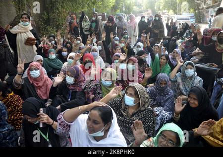 Hyderabad, Pakistan, 24. Oktober 2022. Mitglieder von Lady Health Workers veranstalten am Montag, den 24. Oktober 2022, im Hyderabad Presseclub eine Protestdemonstration für die Forderung nach Risikozulagen. Stockfoto