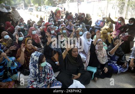 Hyderabad, Pakistan, 24. Oktober 2022. Mitglieder von Lady Health Workers veranstalten am Montag, den 24. Oktober 2022, im Hyderabad Presseclub eine Protestdemonstration für die Forderung nach Risikozulagen. Stockfoto