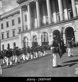 Oslo, 17. Mai 1954. Der Kinderzug fährt fast still am Schloss vorbei, Prinzessin Märtha starb am 5. April dieses Jahres, so dass die Feier vom 17. Mai etwas gedämpft war. Die königliche Familie steht auf dem Balkon und Wellen. Foto; NTB / NTB Stockfoto