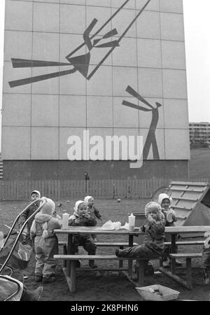 Oslo 19701107. ...... Aber das Auto ist Platz für. Aktueller Bericht über den Platz des Autos in der düsteren Stadt im Vergleich zu Kindern für Kinder. Haugenstua in Groruddalen. Foto: Ivar Aaserud / Aktuell / NTB Stockfoto