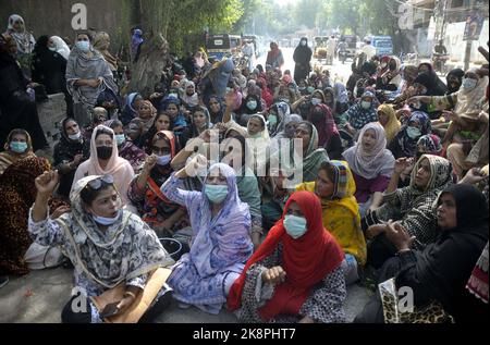 Hyderabad, Pakistan, 24. Oktober 2022. Mitglieder von Lady Health Workers veranstalten am Montag, den 24. Oktober 2022, im Hyderabad Presseclub eine Protestdemonstration für die Forderung nach Risikozulagen. Stockfoto