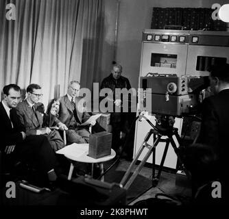 Oslo 19540112 Norsk National Broadcasting startet Testauslieferungen für das Fernsehen. Hier aus der ersten Testsendung des Fernsehens. Interieur aus dem Studio. In der Mitte des Bildes hält die Rundfunkdirektion Kaare Fostervoll die Eröffnungsrede. Camera People von Pye Ltd. England. Foto: NTB / NTB Stockfoto