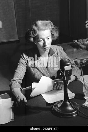 Oslo März 1949 bekannte Stimmen in NRK Radio. Hier Hallodame Frau Adele Lerche in Aktion am Mikrofon. Foto: Current / NTB Stockfoto