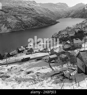 Røldal November 1967 die Ganzjahresstraße Røldal / Haukeli ist im Winter 1967-1968 zum ersten Mal geöffnet. Hier die Straße hinunter nach Røldal. Foto: Kvaale / NTB / NTB Stockfoto