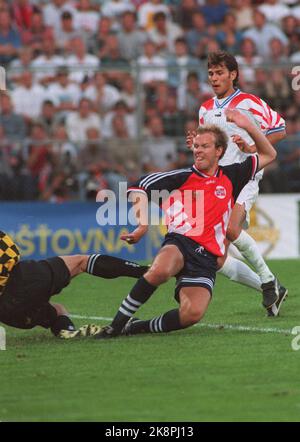 Oslo 19950816: Henning Berg punktet im Qualifikationsspiel der Europameisterschaft gegen Tschechien im Ullevål-Stadion für Norwegen. Norwegen führte 1-0 in der Pause an. Das Endergebnis war 1-1. Foto: Morten Holm / NTB Stockfoto