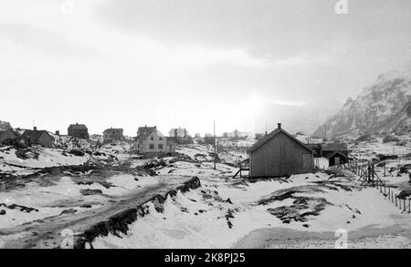 Lofoten im Winter 1951. Mehrere Fischerdörfer in Lofoten werden geräumt, weil sie ohne Strom, Straßen-, Kais- und Telefonanschluss nicht betrieben werden können. An einigen Orten haben die Gemeinden beantragt, Geld vom Staat zu bewegen, um die gesamte Bevölkerung einschließlich der Wohnhäuser zu bewegen. Hier nach Sørvågen ist ein großer Teil der Bevölkerung umgezogen, und das sind einige der Häuser, die sie wieder aufgebaut haben. Foto: Sverre A. Børretzen / Aktuell / NTB Stockfoto