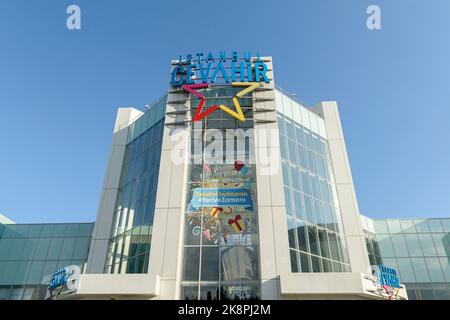 ISTANBUL- TÜRKEI, 24. September 2022: Eingangsansicht des Istanbul Cevahir Shopping, Entertainment Center (İstanbul Cevahir Alışveriş Merkezi) lokalisieren Stockfoto