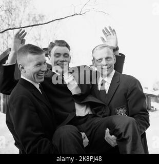 Elverum 19650220 Norwegen organisiert die Weltmeisterschaft im Biathlon in Terningmoen in Elverum. Das Team, das Norwegen den Sieg im Teamwettbewerb sicherte. Aus Richtung V: Ivar Nordkil, Olav Jordet und Ola Wærhaug. Foto: Hordnes / NTB / NTB Stockfoto