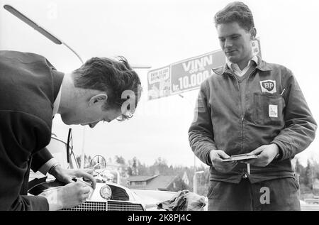 27.Mai 1967. Die Mineralölkonzerne kämpfen unter anderem um Kunden. Nutzung von kostenlosen Tickets für Kunden. Hier erhält ein Kunde ein Ticket auf einem BP-Laufwerk. Foto: Sverre A. Børretzen / Aktuell / NTB Stockfoto