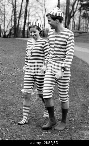 Oslo 19690510: Frogner Park. Junge Frau und Mann tragen einen Badeanzug im Retro-Stil. Diese Badeanzug-Mode stammt aus der Zeit um das Jahr 1920s, wurde aber im Sommer 1969 wieder aufgeflammt. Auszug aus dem aktuellen Text: "Ältere Menschen standen mit Tränen in den Augen, als wir die Badeanzüge vorstellten. Der Verkauf des neuen, alten Badeanzugs ist besonders bei der diesjährigen russischen Holzkohle, die auf die Streifen gesetzt hat, auffällig geworden. Die Anzüge können überall für knapp fünf gekauft werden. ' Foto: Aage Storløkken / Aktuell / NTB Stockfoto