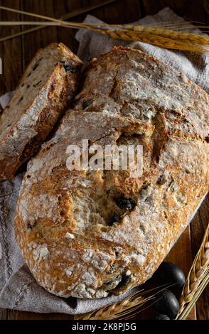 Typisches apulisches Brot mit Vollkornmehl und schwarzen Oliven Stockfoto