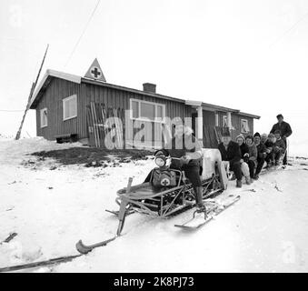 Golsfjellet, Ostern 1962: Achttausend kümmert sich. Das Rote Kreuz ist auf dem Osterberg bereit. Hier ist ein kleiner Haufen von ihnen auf einem Schneemobil und Schlitten. Foto: Bjørn Bjørnsen / Current / NTBSCANPIX. Stockfoto