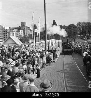 Oslo 1954. Die Bahn feiert 1954 100 Jahre. NSB feiert sein 100.-jähriges Bestehen. Der Höhepunkt des Eisenbahnjubiläums - zumindest für das große Publikum - war die Abfahrt von Framnes-Express vom Bahnhof Pipervigens. Viele Tausende von Menschen versammelten sich am Rathausplatz, als der kleine, seltsame Zug mit König und Kronprinz und einer Reihe anderer eingeladener an Bord zur Ausstellung in Framnes spazierte. Foto: NTB / NTB Stockfoto