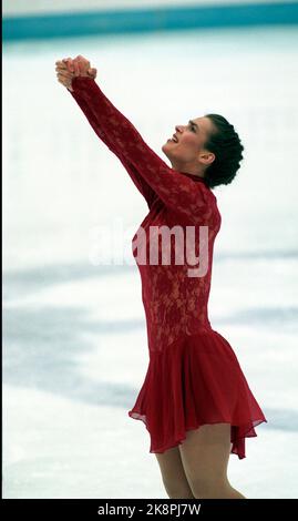 Hamar 19940225 OL Lillehammer-94, Eiskunstlauf, freie Frauen im Hamar Olympic Amphitheater. Katarina Witt in Aktion in ihrem Freilauf, choreografiert nach dem Lied „Where have All The Flowers Gone“, das sie den hart erprobten Menschen in Sarajevo widmete, wo sie 1984 ihre ersten Olympischen Spiele gewann. Foto: Jon EEG / NTB Stockfoto