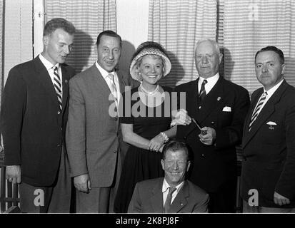 Mysen 19600830 Gründung des Gold Club, dem Verein für alle norwegischen Athleten und Frauen, die bei Olympischen Spielen Gold genommen haben. Hier das Gold Club Board: Von V: Knut Johannesen Kuppern (Gold auf Schlittschuhen 1960), Ivar Ballangrud (3 Goldeskaten 1936), Sonja Henie (Gold im Eiskunstlauf, 1928, 1932 und 1936), Eugen Lunde (Gold im Segeln 1924) John Harry Larsen (Gold im Schießen, 1952) Vorderseite: Birger Ruud (Gold in den Sprüngen 1932 und 1936) Foto: Børretzen / Current / NTB Stockfoto