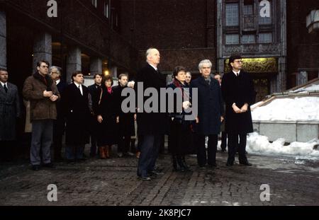 Oslo 19860309: Der Mord an Premierminister Olof Palme. Viele wurden besucht, um sich dem Fackelzug anzuschließen und an einem Erinnerungsfeiertag über Palme's Tod teilzunehmen. Das gesamte Storting war in der Gedenkstätte angekommen. Erste Reihe von v. Thorvald Stoltenberg, Gro Harlem Brundtland,? Und Bjørn Tore Godal. Foto: Inge Gjellesvik NTB / NTB. Stockfoto