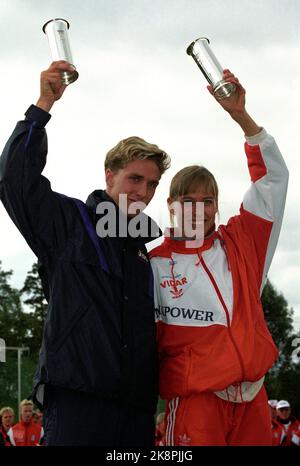 Jessheim 19940821. NM in der Leichtathletik 1994. Hanne Haugland gewann die königliche Trophäe in Jessheim am 21. August 1994. Sie nahm Gold in der Höhe und Baumstufen, sowie Silber in der Länge. Hier Haugland zusammen mit Hochsprüngen Steinar Hoen, der auch eine königliche Trophäe bekam. Foto: Erik Johansen/NTB Stockfoto