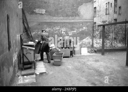 Oslo im Herbst 1965. Oslo Cleaning Work hat 104 Müllwagen, und Reinigungskräfte leeren zwei- bis dreimal pro Woche 70.000 Mülltonnen, das sind fast 90.000 Tonnen Haushaltsmüll pro Jahr. Davon sind 10-12 Tonnen Lebensmittelrückstände, und ein nicht unbedeutender Teil sind gefährliche Abfälle. Hier sind Mülltonnen der altmodischen Art, die den ganzen Weg zum Müllwagen getragen und mit der Hand gekippt werden müssen. Die Mülltreiber leeren jeden Tag etwa 110 solcher Boxen. Foto: Sverre A Børretzen / Aktuell / NTB Stockfoto