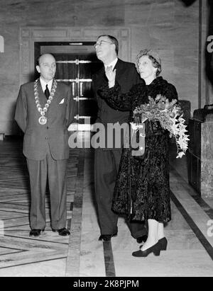 Oslo 195203. König Gustaf Adolf und Königin Louise von Schweden werden offiziell in Norwegen besucht. König Gustaf Adolf war mächtig beeindruckt von der Dekoration des Osloer Rathauses. Hier sehen wir (f.) Bürgermeister Brynjulf ​​Bull mit der Bürgermeisterkette des schwedischen Königspaares. Die Königin von Hut, Fell und Blumen. Foto: Jens Stage / NTB Archiv neg. 12960H / NTB Stockfoto