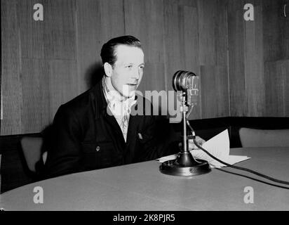 Oslo 194603 Holmenkollrenene März 1946. Thorleif Vangen, Sieger von 17 Kilometern Cross-Country, wird im NRK Radio Studio interviewt. Foto v. Altes Mikrofon. NTB-Archivfoto / ntb Stockfoto