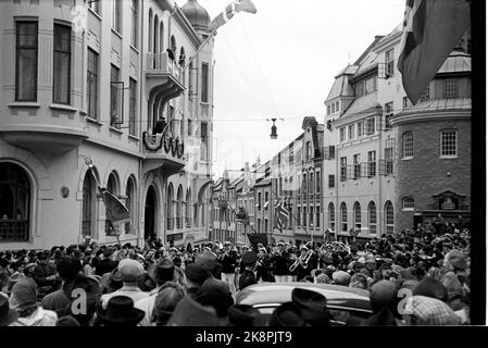 Ålesund 19480413: 100.-jähriges Jubiläum der Stadt Ålesund. Das Jubiläum wurde in vielerlei Hinsicht gefeiert, darunter Ein großes Volk und der Kinderzug durch die Straßen von Ålesund. Die strömenden Regenfälle dämpften die Partyatmosphäre nicht. Hier die Bourgeoisie an der Kreuzung Løvenvoldgata / Storgata. Foto: Current / NTB Stockfoto