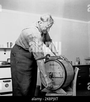 Flatdal in Telemark, August 1959. Fjellgården Ekre liegt 600 Meter über dem Meeresspiegel und in einem derart unwegsamen Gelände, dass "niemand denken würde, dass jemand es könnte BU". Die Familie betreibt natürliche Haushalte, darunter 3-4 Kühe, die gemolken werden müssen. Hier, der Bauer selbst, Bjørn Ekre, als Kerne Butter / Rand der Butter. Foto: Aage Storløkken / Aktuell / NTB Stockfoto