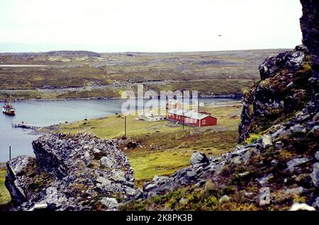 Nordkapp på Magerøya 195210. Europas nordligste internatskole ligger på Nordkapp i Repvåg ytterst i Porsangerfjorden. Åtte småsteder var skoleskøyta innom for å hente små passasjerer Fra 7 års alderen. Et par AV plasse hadde kai så skøyta kunne gå helt Inn, men som regel måtte den ligge utpå Og vente på robåten med ungen Og kofferten. Nordkapp herred--kommunen har skoleinternat for barna som bor på små avsidesliggende plasser innenfor herredsgrensene. Det er unger Fra anslagsvis 75 familier. Repvåg internatskole til Høyre på bilde. Skolen holder fremdeles til i en brakke som ble bygd i 1946 Stockfoto