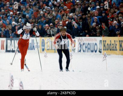 Oslo 19820225 - Bilderserie. Bild 1/5 - WM, 4 x 10 Kilometer Staffel für Männer. (Letzte Stufe, - die Staffelstufe, als Oddvar Brå den Stock brach.) Oddvar Brå (TV) und Alexander Savjalov (UdSSR) gehen gleichermaßen über Ziele. Lange Studien des Zielfotos endeten mit doppeltem Gold, für den Sowjet und Norwegen. NTB-Foto: Erik Thorberg / NTB Stockfoto