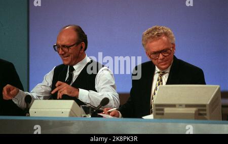 Oslo 19890911. Storting Elections 1989. Geir Helljesen (t.h.) und Lars Jakob Krogh im TV-Studio während der Wahlsendung. Sie sind Veteranen während der Wahlsendungen des NRK. NTB Stock Photo Bjørn Owe Holmberg / NTB Stockfoto