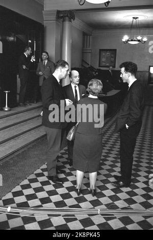 Oslo Januar 1964 - politische Fernsehdebatte im Central Theatre in Oslo. „Wo steht der Kommunismus?“ Zeigt das gesamte Fernsehteam in Aktion. Programmleiter Kjell Arnljot Perücke. Die Debatte bewegt sich zwischen dem Panel und dem Saal. 4 Kameras und 10 Mikrofone sind installiert. Die Diskussion wurde nach der Absendung im Vestibül fortgesetzt. Von V: Erland Mikkelsen, Kaare Willoch, Reiulf Steen und mit der Rückseite von Rakel Seweriin. Foto: Aage Storløkken / Aktuell / NTB Stockfoto