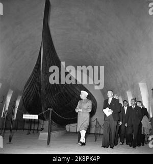 Oslo 29. Juni 1957. Premierminister Jawaharlal Nehru aus Indien bezaubert die Norweger. Hier vom Wikingerschiffmuseum in Bygdøy, wo er das Gokstad-Schiff ansieht. Foto: NTB / NTB Stockfoto