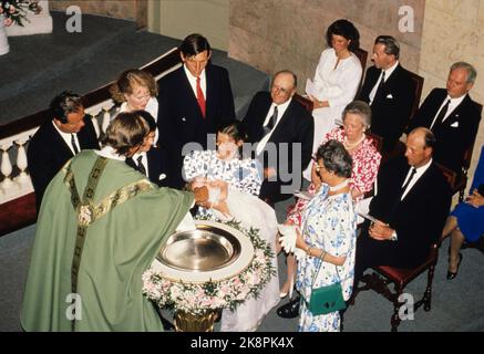 Oslo 19890620: Ingeborgs Tochter von Prinzessin Ragnhild und Erling Lorentzen tauft ihre Tochter Victoria Ragna Ribeiro in der Schlosskapelle. Hier am Taufbecken Eltern Paulo Ribeiro und Ingeborg mit dem Kind. Rechts Prinzessin AAAstin, Kronprinz Harald, Prinzessin Ragnhild, Olderfar König Olav. Die Serie hinter der linken Prinzessin Märtha Louise, Johan Martin Ferner und Opa Erling Lorentzen. Foto: Knut Falch Scanfoto / NTB Stockfoto