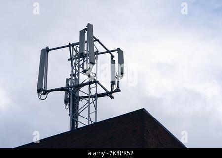 Eine Telekommunikationsanlage - Richtantennenschüsseln für Mobiltelefone. Drahtlose Kommunikation bei bewölktem Himmel Stockfoto