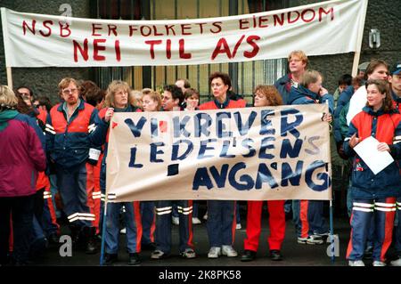 Oslo. Unruhen in NSB. Der Vorsitzende Arne Rettedal ist für die Privatisierung von Teilen des Unternehmensbetriebs bestimmt. Und der Executive Vice President Kristian Rambjør wird drei Direktoren der Gruppe eine Lohnerhöhung von je 50 bis 10.000 NOK gewähren, während mehrere hundert Mitarbeiter aus Sparerlösen gekündigt werden sollen. Picture: Streikende Werkstattmitarbeiter in NSB forderten den Abzug der NSB-Geschäftsleitung und Nein zu A/S während ihrer Aktion vor der Hauptverwaltung der NSB. Foto: Gunnar Lier Stockfoto