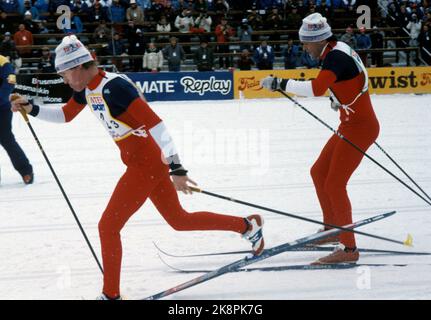 Oslo 19820225 - Weltmeisterschaft, 4 x 10 Kilometer Staffel für Männer. 2. Austausch über das norwegische Team: Ove Aunli und Pål Gunnar Mikkelsplats. Lange Studien des Zielfotos endeten mit doppeltem Gold, sowohl für den Sowjet als auch für Norwegen. NTB-Foto: Bjørn Sigurdsøn / NTB Stockfoto