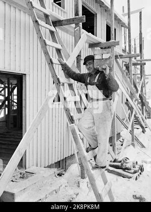 Lillehammer 19530131. Simon Slåttvik (35 Jahre) der Skikantom aus Fauske in Nordland hat in den Jahren nach dem Krieg in einem Ausmaß, das kein anderer norwegischer Skifahrer vor ihm geschafft hat, auf den Prämielisten dominiert. Er erhielt 12 königliche Trophäen, die Holmenkoll-Medaille und eine olympische Goldmedaille während der Olympischen Spiele in Oslo 1952. Ende 30s begann er, einen Namen zu bekommen, zog aber nach dem Krieg ernsthaft in die Spitzenklasse. Slåttvik arbeitet als freimaurerischer Handlanger, wenn er nicht im Wettkampf ist. Foto: Sverre A. Børretzen / Aktuell / NTB Stockfoto