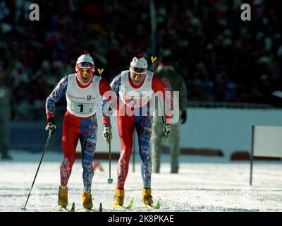 Lillehammer 19940222 Olympische Winterspiele in Lillehammer 4x10 km Gentlemen. Sture Sivertsen schickt Vegard Ulvang während der Männer-Staffel auf die zweite Etappe. Italien gewann, Norwegen belegte den zweiten Platz und Finnland den dritten Platz. Das norwegische Team bestand aus: Sture Sivertsen, 1. Etappe, Vegard Ulvang, 2. Etappe, Thomas Alsgaard, 3. Etappe und Bjørn Dæhlie letzte Etappe. Foto: Jon EEG / NTB Stockfoto