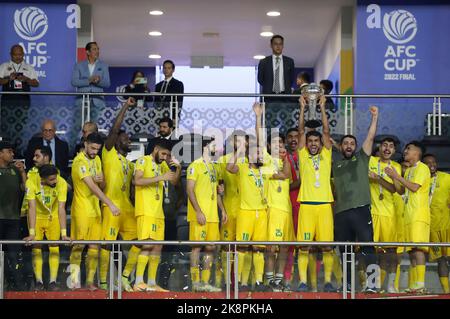 Kuala Lumpur, Malaysia. 22. Oktober 2022. Spieler und Beamte des Al Seeb Clubs feiern den Sieg nach dem AFC Cup 2022 Final Match zwischen dem Kuala Lumpur City FC und dem Al Seeb Club im National Stadium Bukit Jalil. Endstand; Al Seed Club 3:0 Kuala Lumpur City FC. Kredit: SOPA Images Limited/Alamy Live Nachrichten Stockfoto