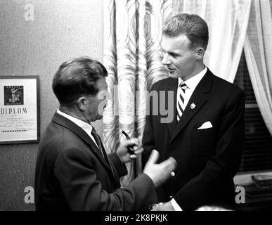 Mysen 19600830 Gründung des Gold Club, dem Verein für alle norwegischen Athleten und Frauen, die bei Olympischen Spielen Gold genommen haben. Hier ist frischer Goldsieger beim Skaten Knut Johannesen Kuppern (Th), der von den Skispringer Birger Ruud gute Ratschläge bekommt. Foto: Børretzen / Aktuell / NTB Stockfoto