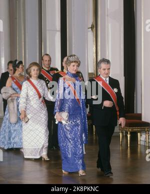 Oslo19801113. Der rumänische Präsident Nicolae Ceausescu und Frau Elena zu einem offiziellen Besuch in Norwegen. Hier aus dem gallamen Schwamm am Schloss. Erste Serie von Präsident Ceausescu, der Kronprinzessin Sonja in blauem Kleid mit Diadem begleitet. Hinter König Olav und der stellvertretenden Premierministerin Elena Ceausescu, Kronprinz Harald und Prinzessin Aestr. Foto: Henrik Laurvik / NTB Stockfoto