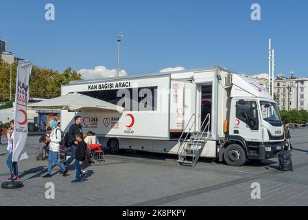 ISTANBUL, TÜRKEI - 24. SEPTEMBER 2022: Türkisches Kizilay (Rothalbmond)-Blutspendefahrzeug auf dem Taksim-Platz. Stockfoto