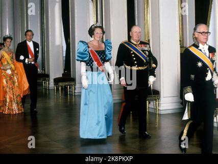 Oslo 19860513. Königin Beatrix und Prinz Claus der Niederlande bei einem offiziellen Besuch in Norwegen. König Olav und Königin Beatrix in hellblauem Kleid auf dem Weg zu einem Galadiner im Schloss. Hinter Kronprinzessin Sonja und Prinz Claus. Foto: Knut Nedrås NTB / NTB Stockfoto