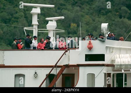 Westnorwegen, 199308: Silberkreuzfahrt. Ausflug nach Westland. Das norwegische Königspaar, Königin Sonja und König Harald, organisieren anlässlich ihrer Silberhochzeit Kreuzfahrten in Westnorwegen. Picture: Königliche Gäste auf Vestlandscruise an Bord des königlichen Schiffes „Norway“. Hier im Geirangerfjord. Foto: Bjørn Sigurdsøn Stockfoto