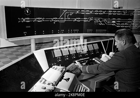 Oslo 19660427 die Arbeiten an der neuen U-Bahn-/Tunnelstrecke im Raum Oslo nähern sich der Fertigstellung. Hier aus dem Kontrollraum der U-Bahn, wo der Verkehr überwacht wird. Foto: NTB / NTB Stockfoto