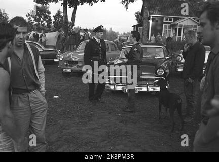 Karlskoga, August 1963, Schweden. 30 - 40.000 junge Menschen, darunter einige Rager, nehmen Karlskoga, um sich das Kanonenrennen (Autorennen) anzusehen. Die Polizei trifft sich stark, um in der Stadt Ruhe zu bewahren. Hier vom Campingplatz aus, wo die Jugendlichen in einem Zelt lebten. Die Polizei ist in den geringsten Unruhen und scheut sich nicht, bei Bedarf den Säbel zu ziehen. Foto: Ivar Aaserud / Aktuell / NTB Stockfoto